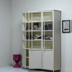 Online WOOOD Exhibit XL 3-deurs vitrinekast metaal Zand