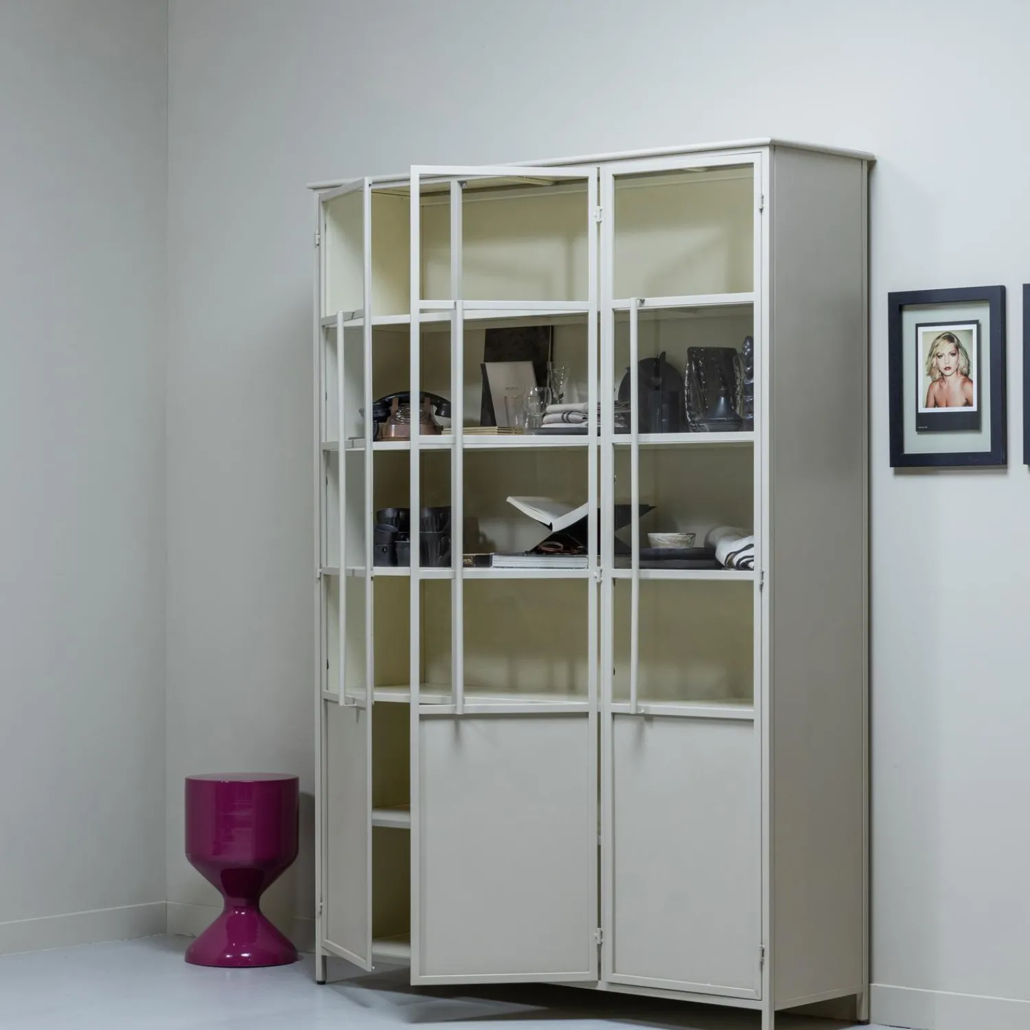 Online WOOOD Exhibit XL 3-deurs vitrinekast metaal Zand