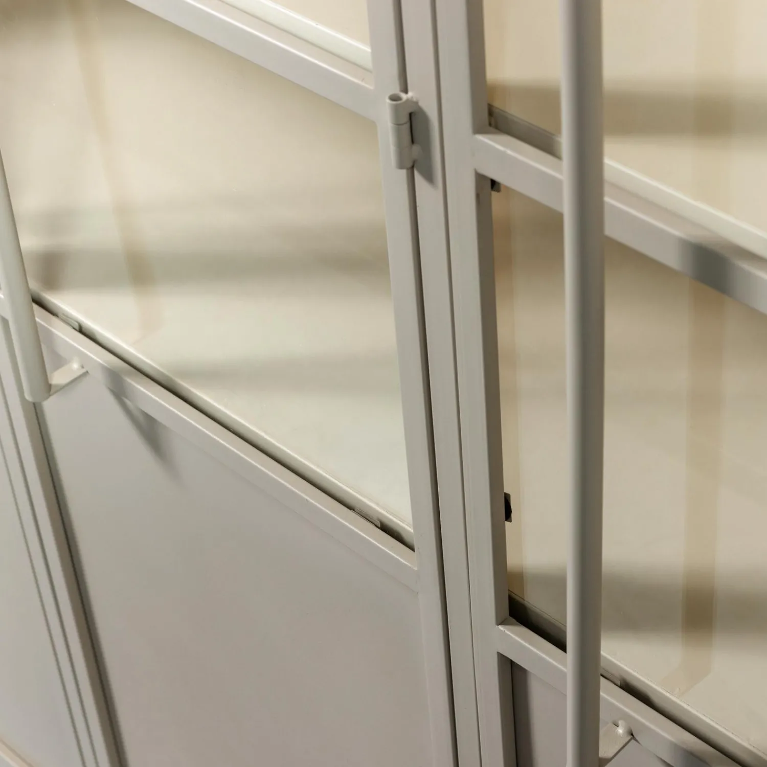 Online WOOOD Exhibit XL 3-deurs vitrinekast metaal Zand