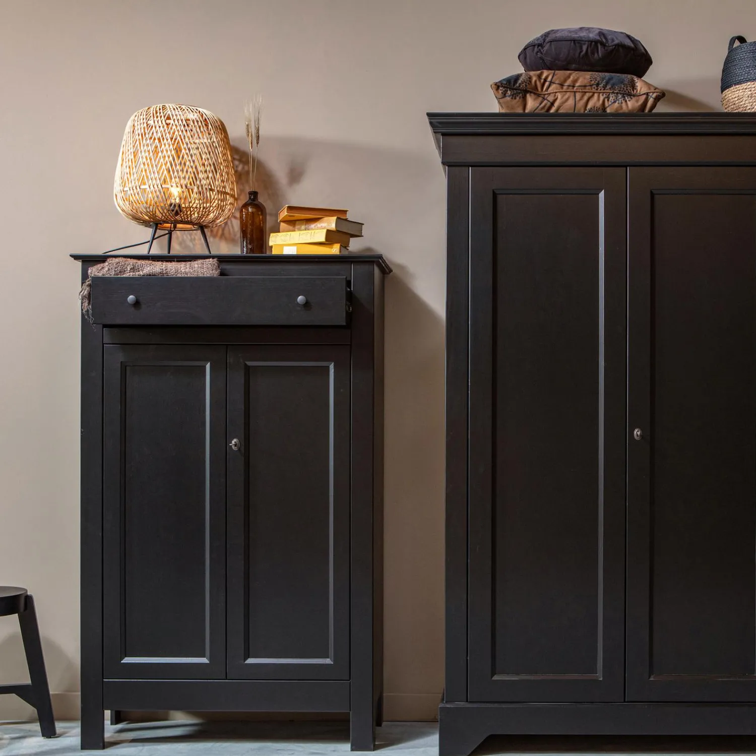 New WOOOD Isabel brocante kast grenen Matzwart