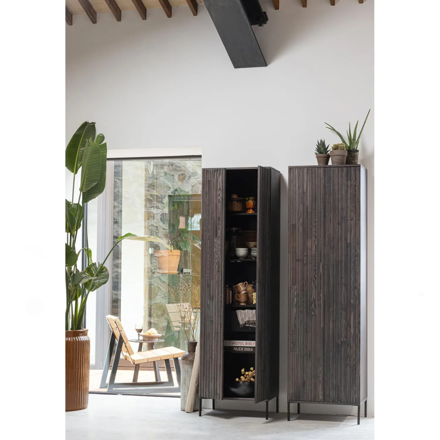 New WOOOD New Gravure hoge kast met lade essen fineer Espresso